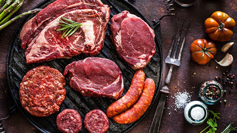 Thịt đỏ chứa nhiều prostaglandin dễ gay chuột rút làm khó chịu trong những ngày kinh nguyệt 